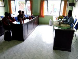 Sejumlah Mahasiswa yang mengatasnamakan PBB saat beraudiensi dengan pejabat di Dinas Kearsipan dan Perpustakaan Sampang. (MUHLIS)