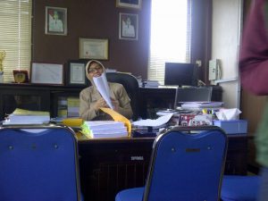 Kepala BPPKAD Kabupaten Sampang, Suhartini Kaptiati saat berada di meja kerjanya. (MUHLIS)