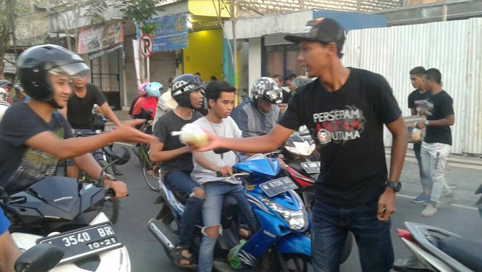 Kancah Mania-Persepam MU Berbagi Takjil
