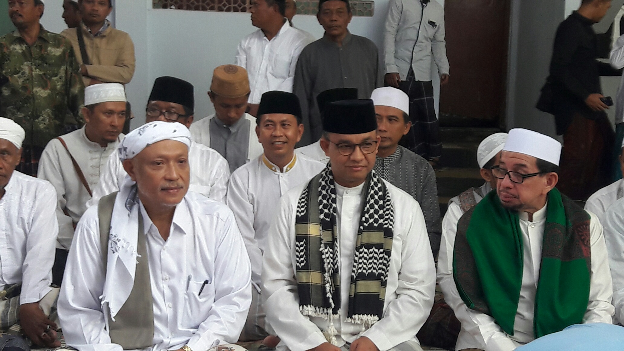 Anies Baswedan dan Ketua Majelis Syuro PKS Kunjungi Pesantren Banyuanyar