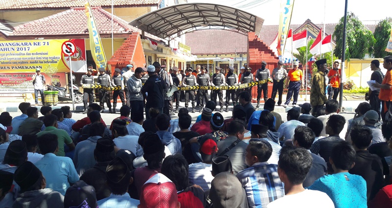 Warga Larangan Badung Datangi Mapolres Pamekasan