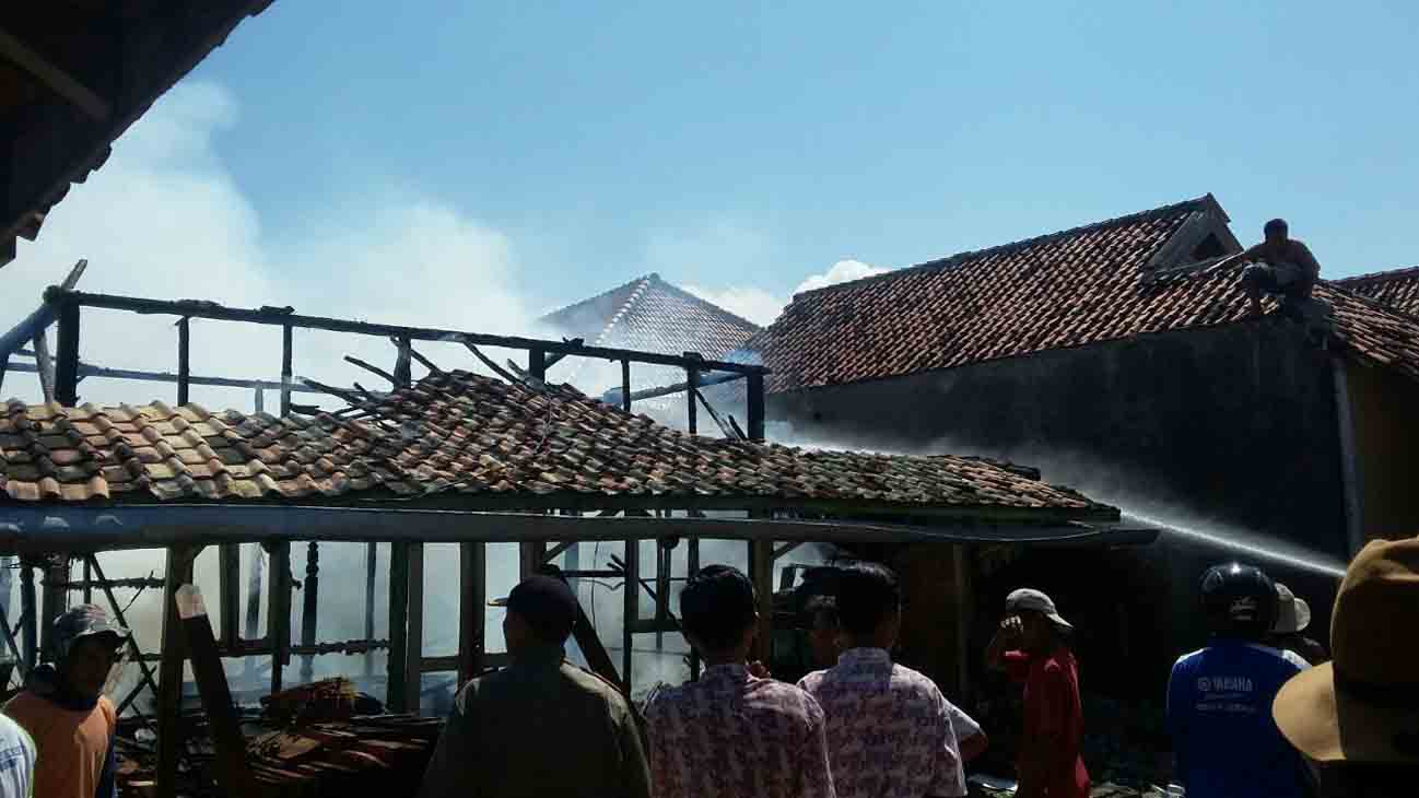 Pemadam Menduga Kebakaran Karena Korsleting Listrik, Rp 100 Juta Hangus