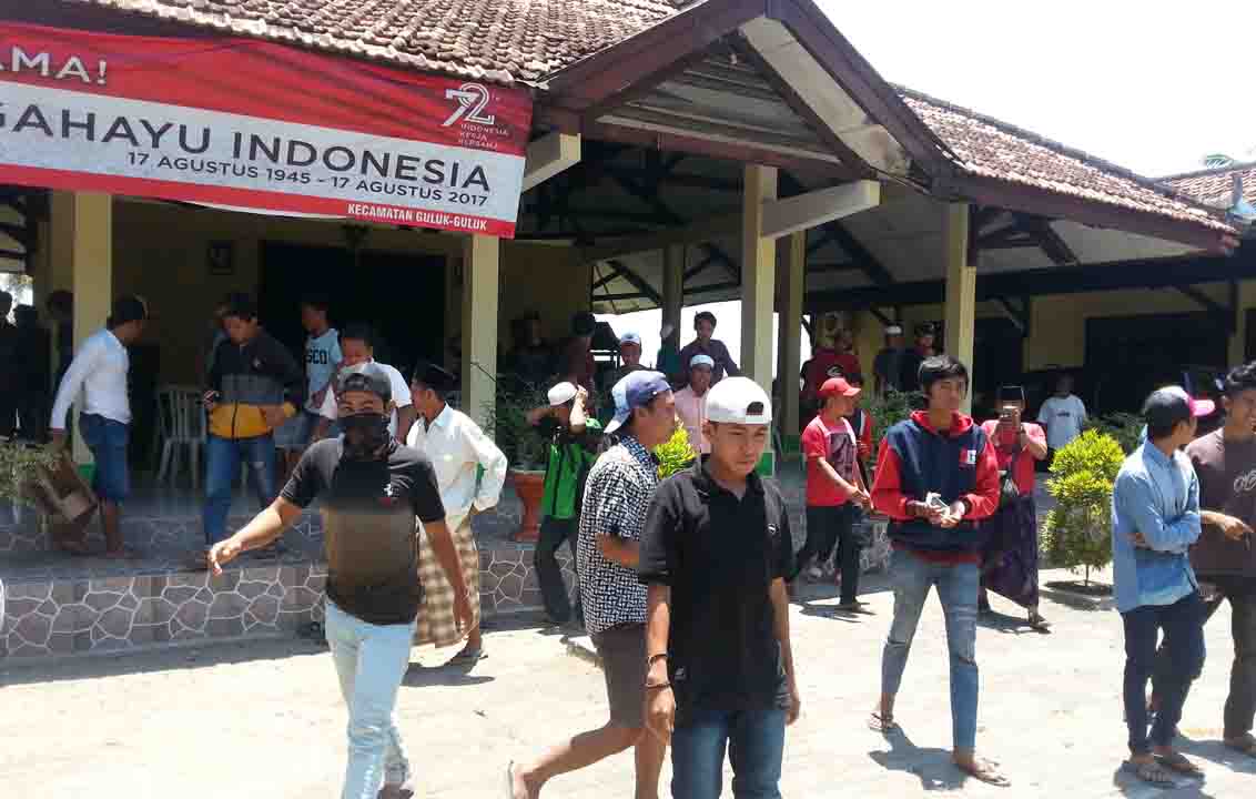 Puluhan Warga Guluk-Guluk Luruk Kantor Kecamatan