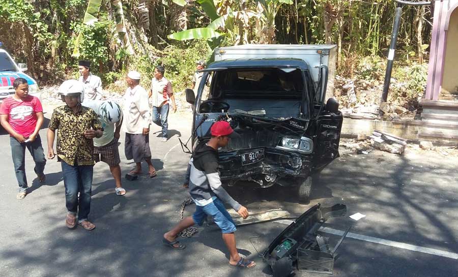Mobil Box Tabrak Tugu Pembatas Kecamatan