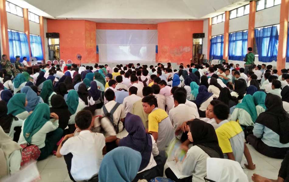 Siswa SMKN 1 Sampang Nonton Bareng Film G/30S/PKI