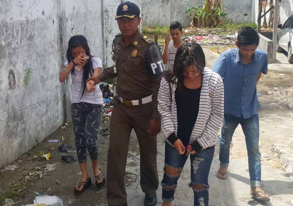 Asyik Tidur Bareng, Dua Pasangan Remaja Ini Terjaring Razia
