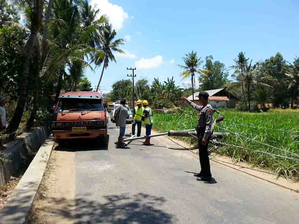 Lima Tiang Listrik di Rubaru Tumbang