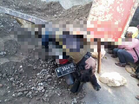 Pengendara Ini Tewas Tertimpa Ðump Truk di Jembatan Dharma Camplong