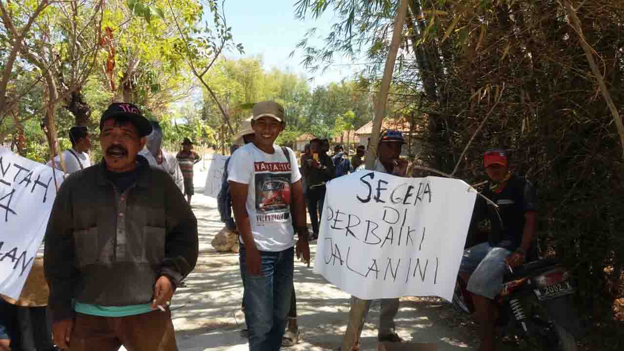 Tujuh Tahun Jalan Rusak, Warga Tanami Pohon Pisang
