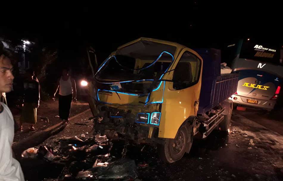 Tabrakan Dump Truk vs Minibus, 1 Tewas, Belasan Dilarikan ke Rumah Sakit