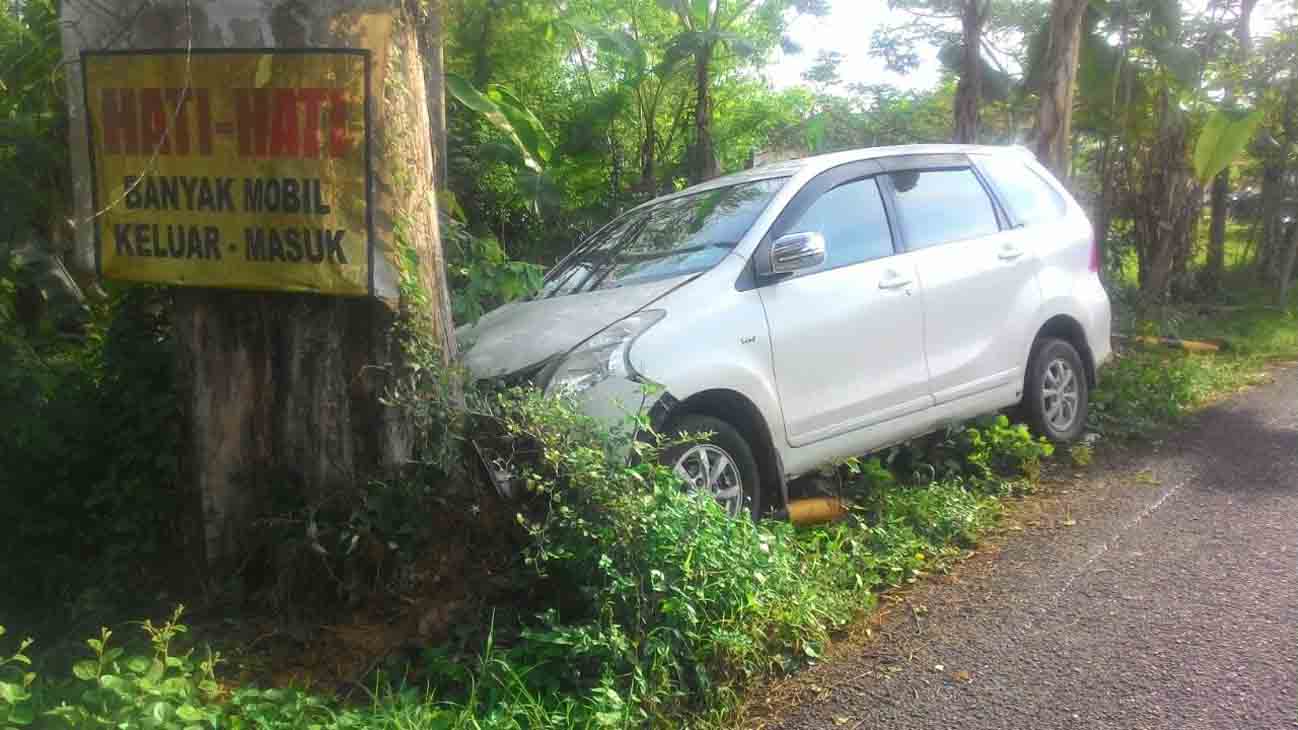 Avanza Tabrak Pohon Asam di Rubaru, 1 Orang Kritis