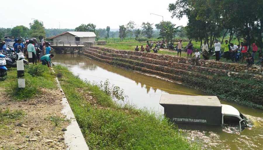 Mobil Box Nyungsep ke Dasar Sungai