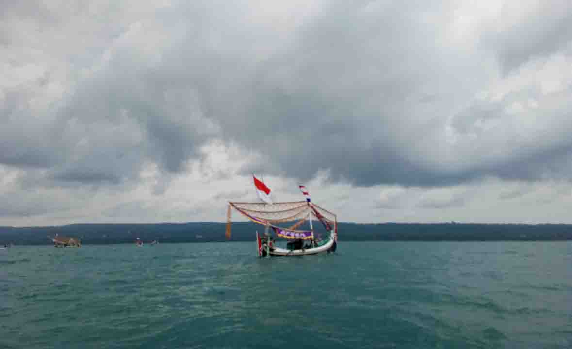 Perairan Indonesia Dihantui Badai, Nelayan di Sumenep Tetap Melaut Seperti Biasa