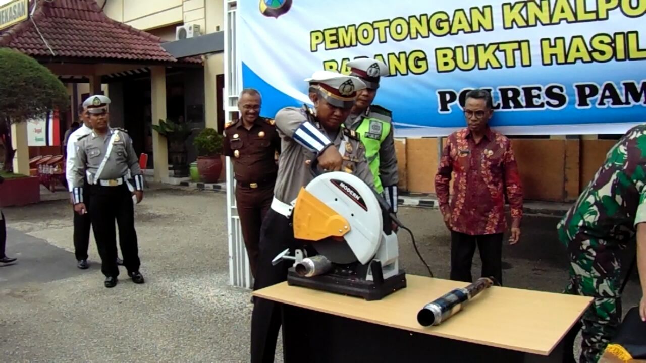 Jelang Tahun Baru, Musnahkan Puluhan Knalpot Brong