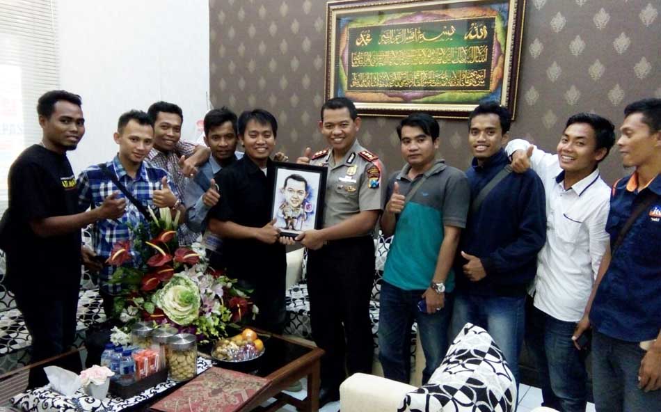 Kapolres Sampang Tofik Sukendar Dihadiahi Gambar Karikatur