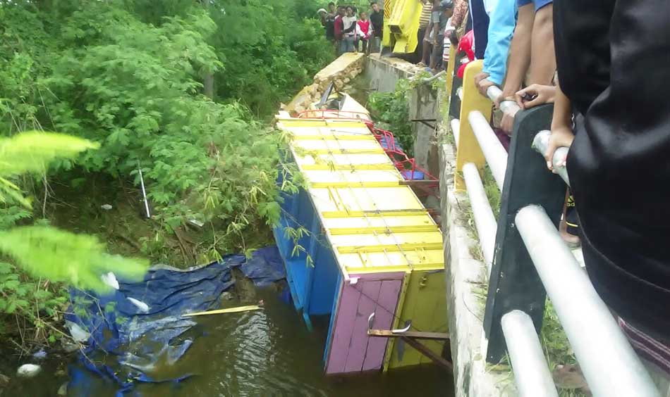Truk Pengangkut Hasil Tambak Udang ini Tercebur ke Sungai
