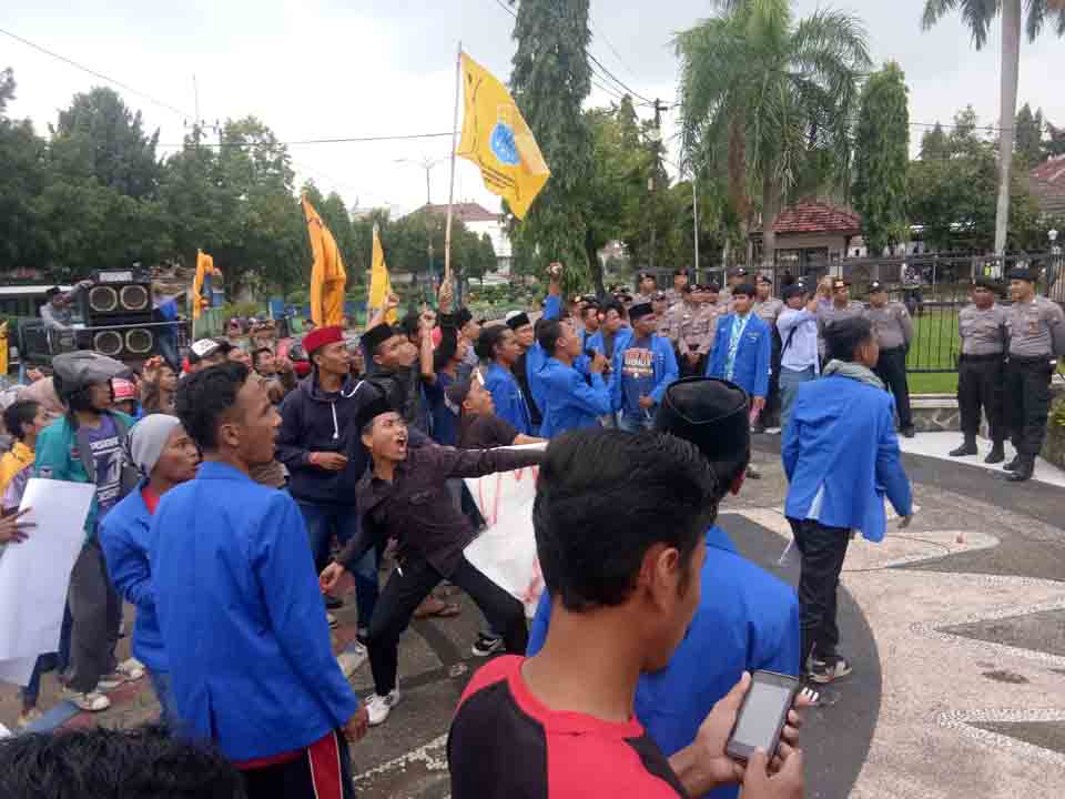 Melihat Aksi Mahasiswa: dari Lempar Tomat hingga Bentrok dengan Polisi