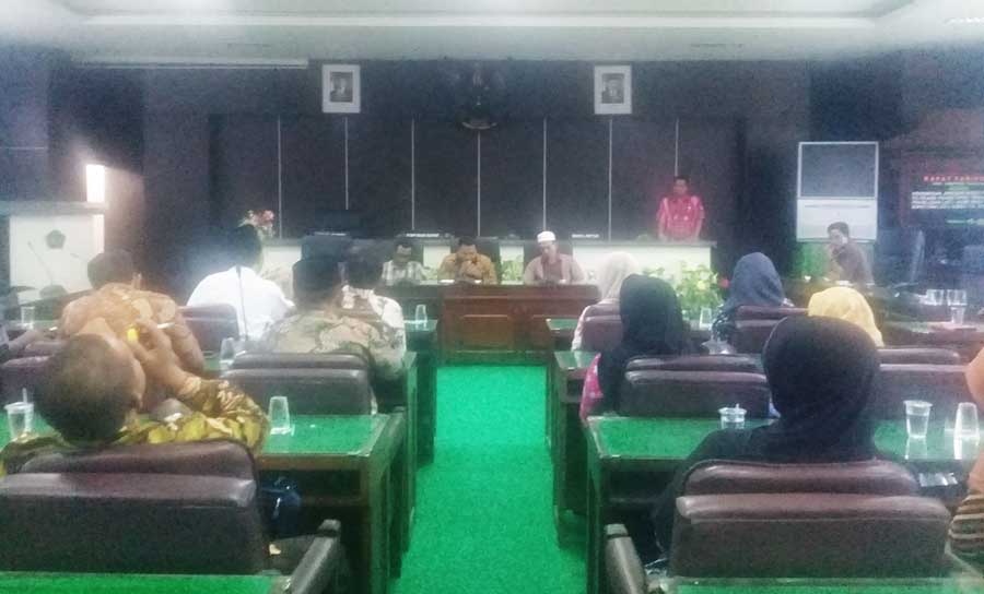 Sejumlah Guru Datangi Kantor DPRD Pamekasan, Ada Apa?