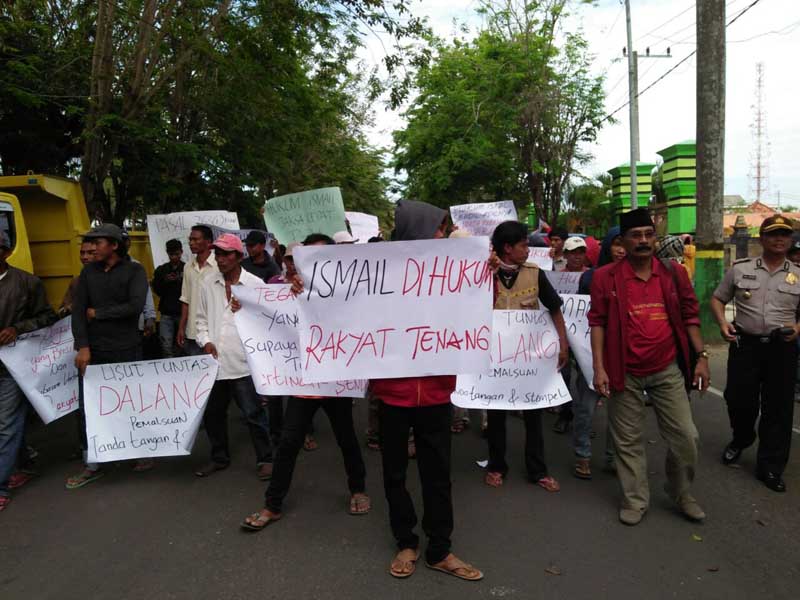 Ratusan Warga Gunung Maddah Demo Kejaksaan Sampang