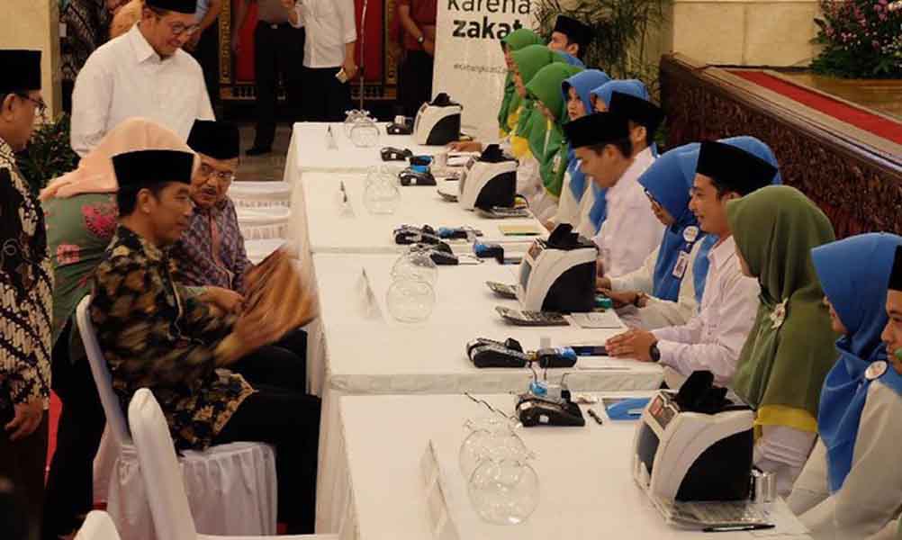 Jokowi, JK, hingga Para Menteri Bayar Zakat di Istana