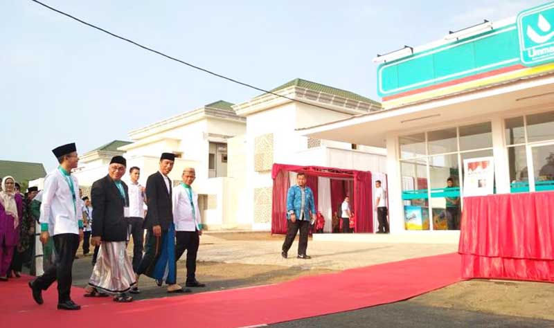 Pakai Sarung, Jas, dan Peci, Jokowi Resmikan Umat Mart