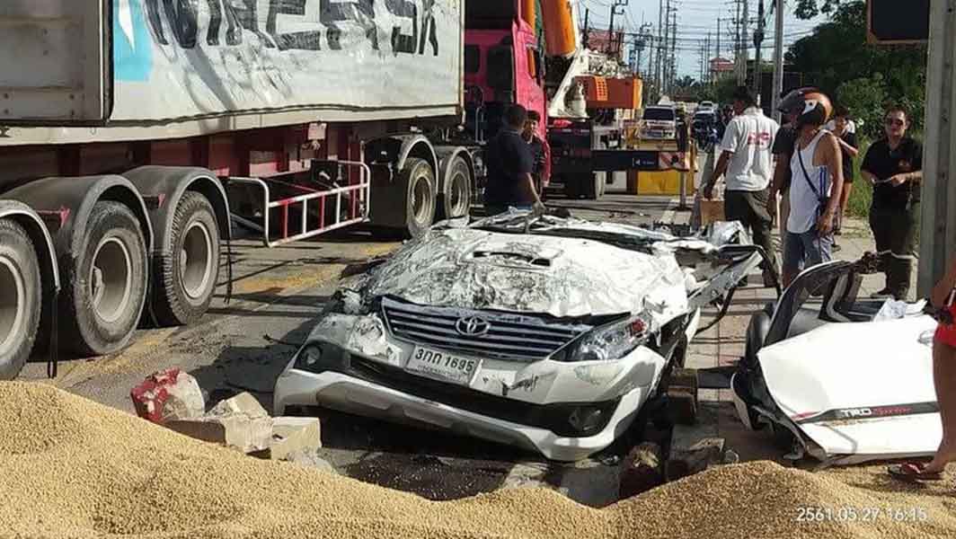 Tertimpa Truk Kontainer, Fortuner ini Jadi Ringsek