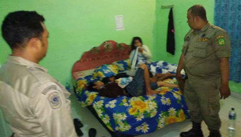 Wanita dengan Dua Pria ini Terjaring Razia di Kamar Hotel