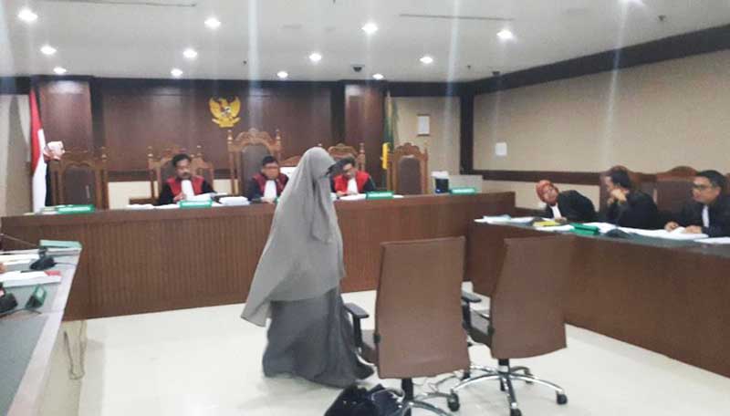 Jaksa KPK Minta Yulianis Buka Cadar