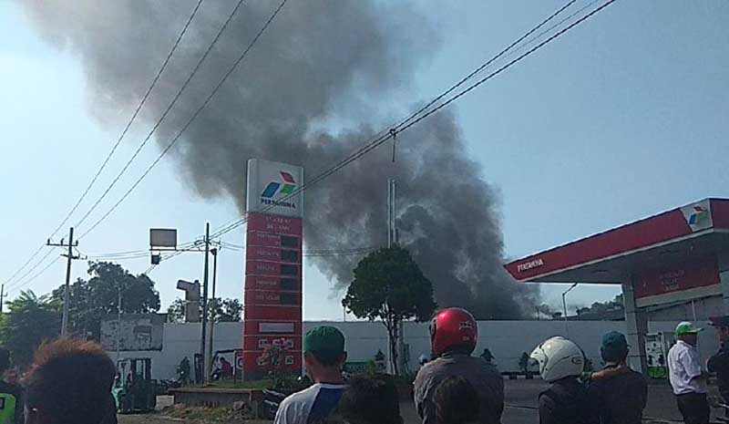 Terjadi Ledakan Beberapa Kali, Gudang Bahan Kimia di Sidoarjo Terbakar