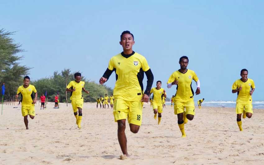 Asah Kecepatan Pemain, Madura FC Latihan di Pantai Lombang