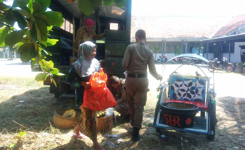 PKL di Sampang Mokong, Satpol PP Salahkan Diskumnaker