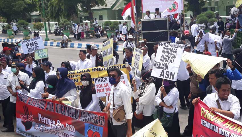 Demo Kantor DPRD, Honorer K2 Baca Surat Yasin