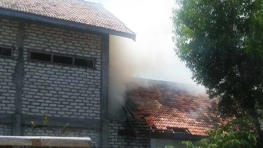 Lahan Gambut Terbakar, Atap Ruang Kelas dan Gudang Ponpes di Sampang Dilalap Api