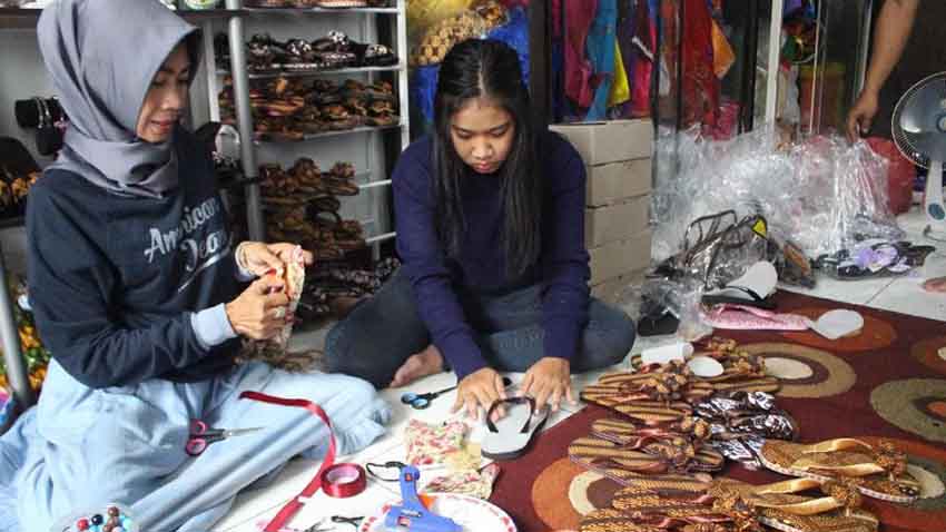 Berawal dari Iseng, Perempuan ini Untung Jutaan Rupiah per Bulan Berkat Sandal Jepit Hias