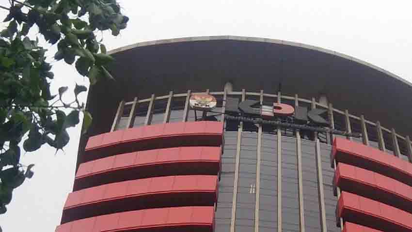 Logo di Gedung KPK Rusak Gara-gara Hujan dan Angin Kencang