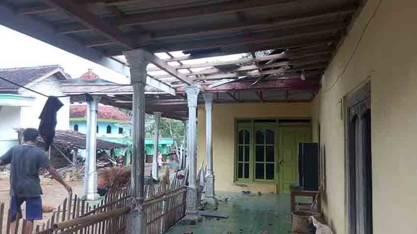 Diterjang Angin Puting Beliung, Belasan Rumah Warga di Sumenep Rusak