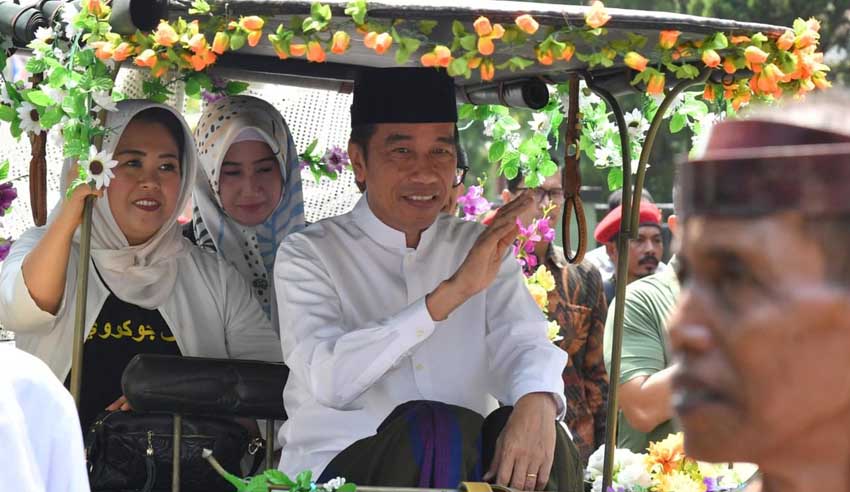 Andong dan Kegembiraan Masyarakat Sambut Kedatangan Jokowi di Bangkalan