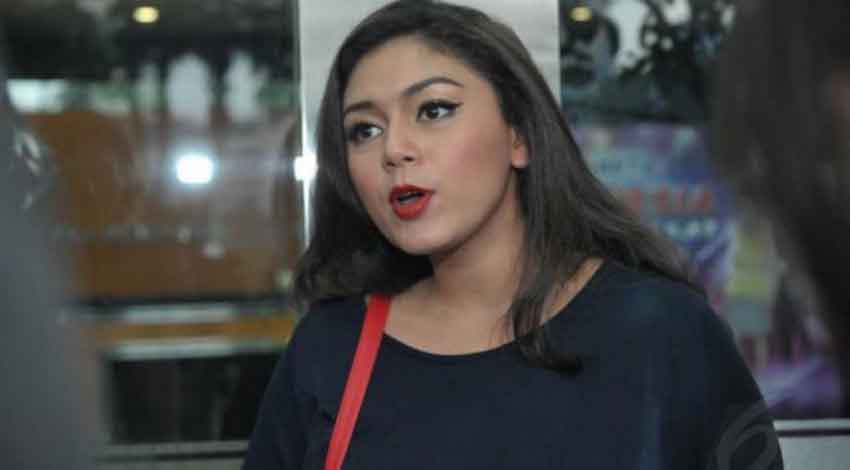Jarang Unggah Foto Bersama Suami, Ini Alasan Thalita Latief