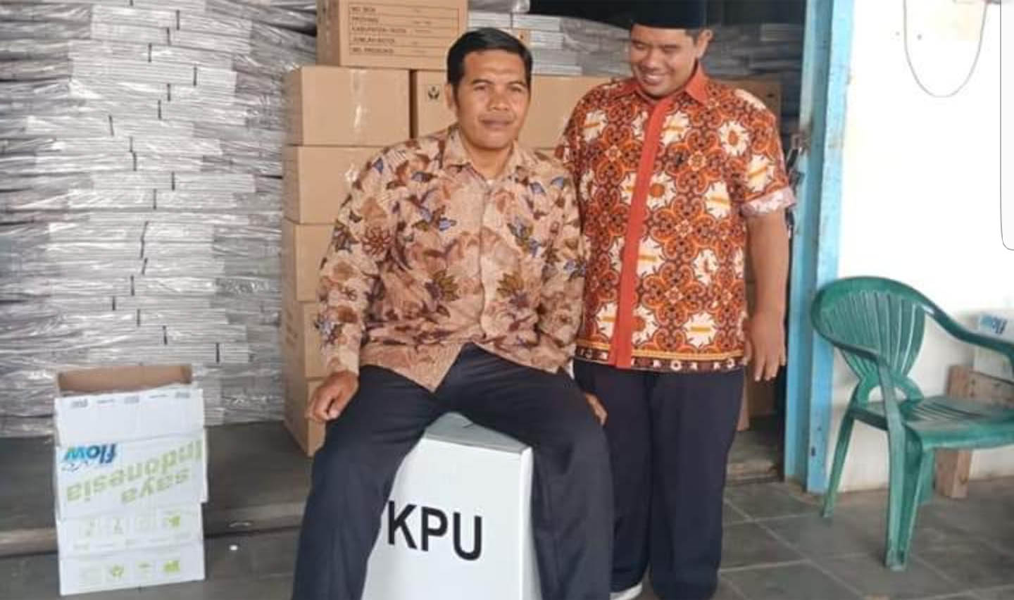 Bawaslu Pamekasan Uji Ketangguhan Kotak Surat Suara Kardus Pemilu 2019