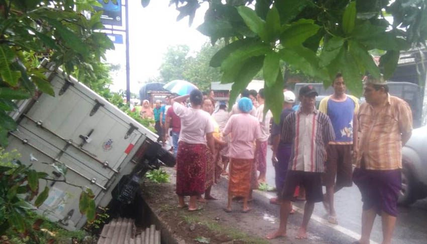 Motornya Jatuh Saat Menyalip, Pengendara di Sampang ini Tewas