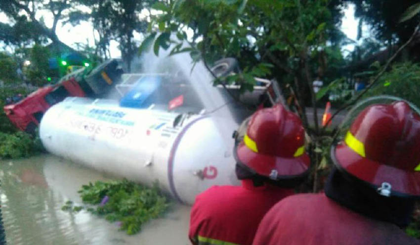 Menghindari Minibus yang Oleng, Truk Tangki LPG Banting Setir dan Terguling ke Sawah