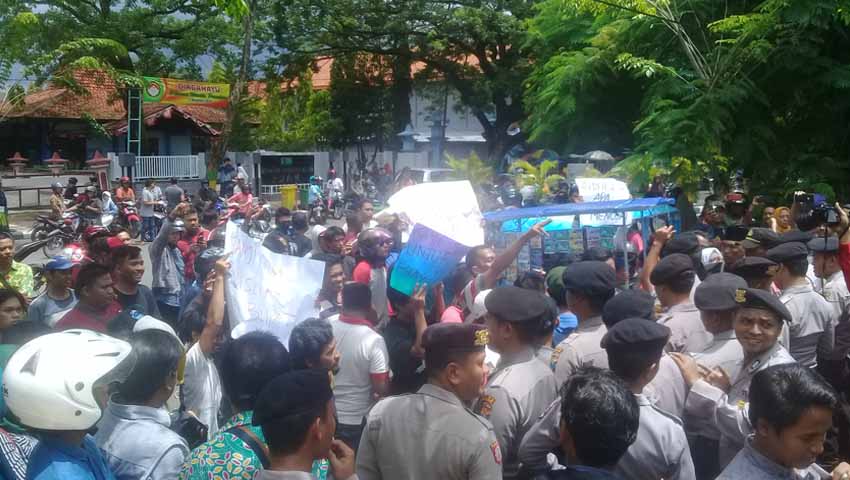 Tuntut Pembatalan Penertiban, Puluhan PKL Demo Kantor Bupati Pamekasan