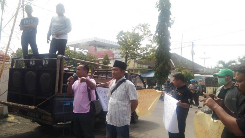 Gara-gara Ini, Sejumlah Warga Minta Bupati Pindahtugaskan Camat Giligenting