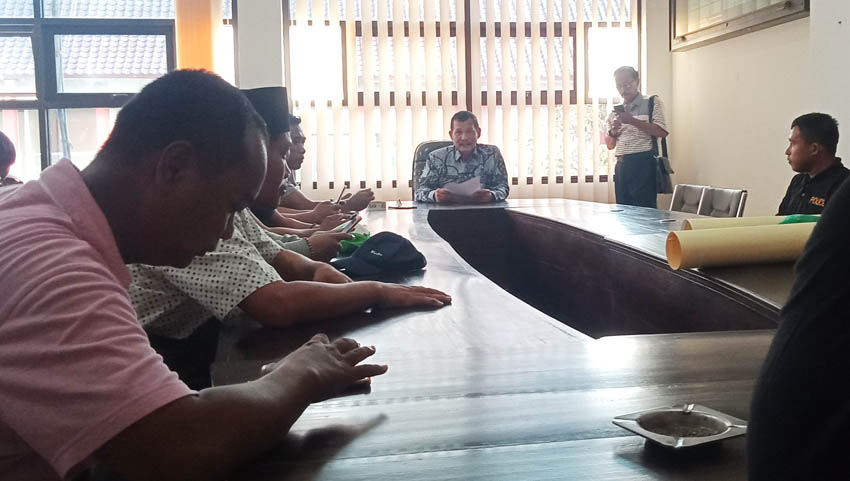 Tanggapi Aksi Warga yang Minta Dirinya Dimutasi, Ini Kata Camat Giligenting