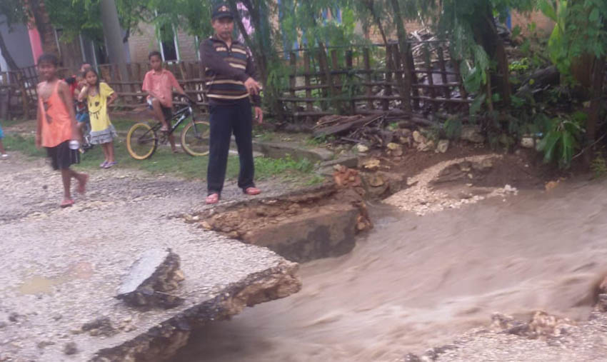 Jembatan Penghubung Dua Kecamatan di Kangean Nyaris Putus