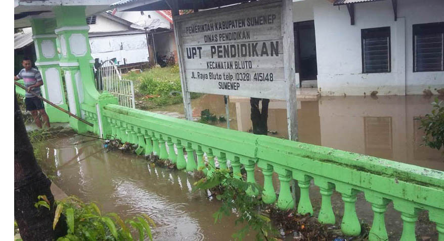 Tiap Kali Hujan, Kantor UPT Pendidikan Bluto Jadi “Kolam Renang”