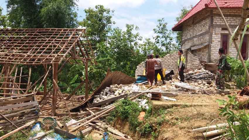 Puting Beliung Landa Sampang, Sejumlah Bangunan Roboh dan Pepohonan Tumbang