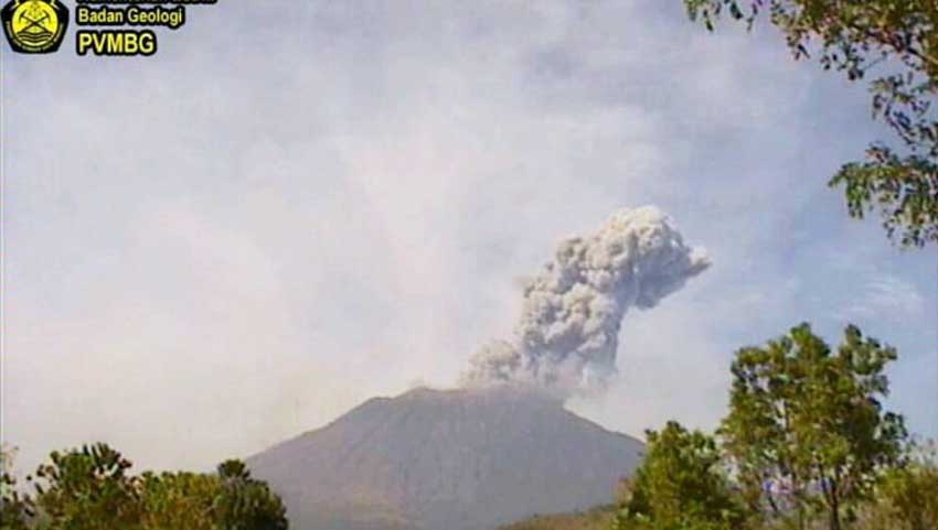 Gunung Agung di Bali Erupsi, 4 Desa Diguyur Hujan Abu