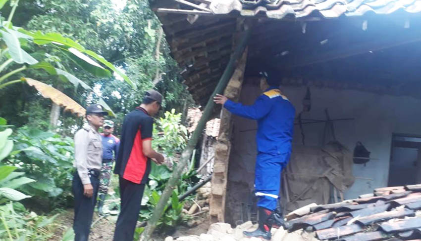 Hujan Disertai Angin Kencang, Rumah Nenek di Pamekasan Ambruk