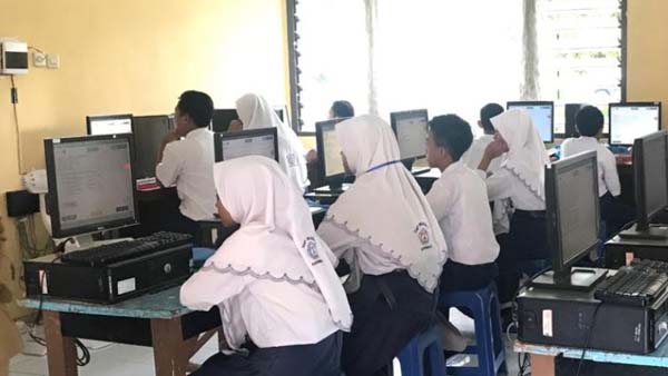 Hari Pertama Pelaksanaan UNBK Tingkat SMP di Sumenep, Satu Kelas Sempat Terkendala Virus
